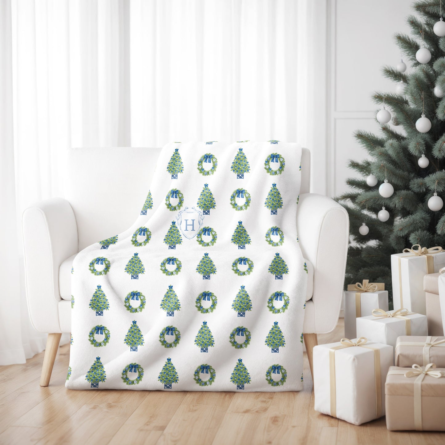 Chinoiserie Christmas Tree and Wreath Blanket - White