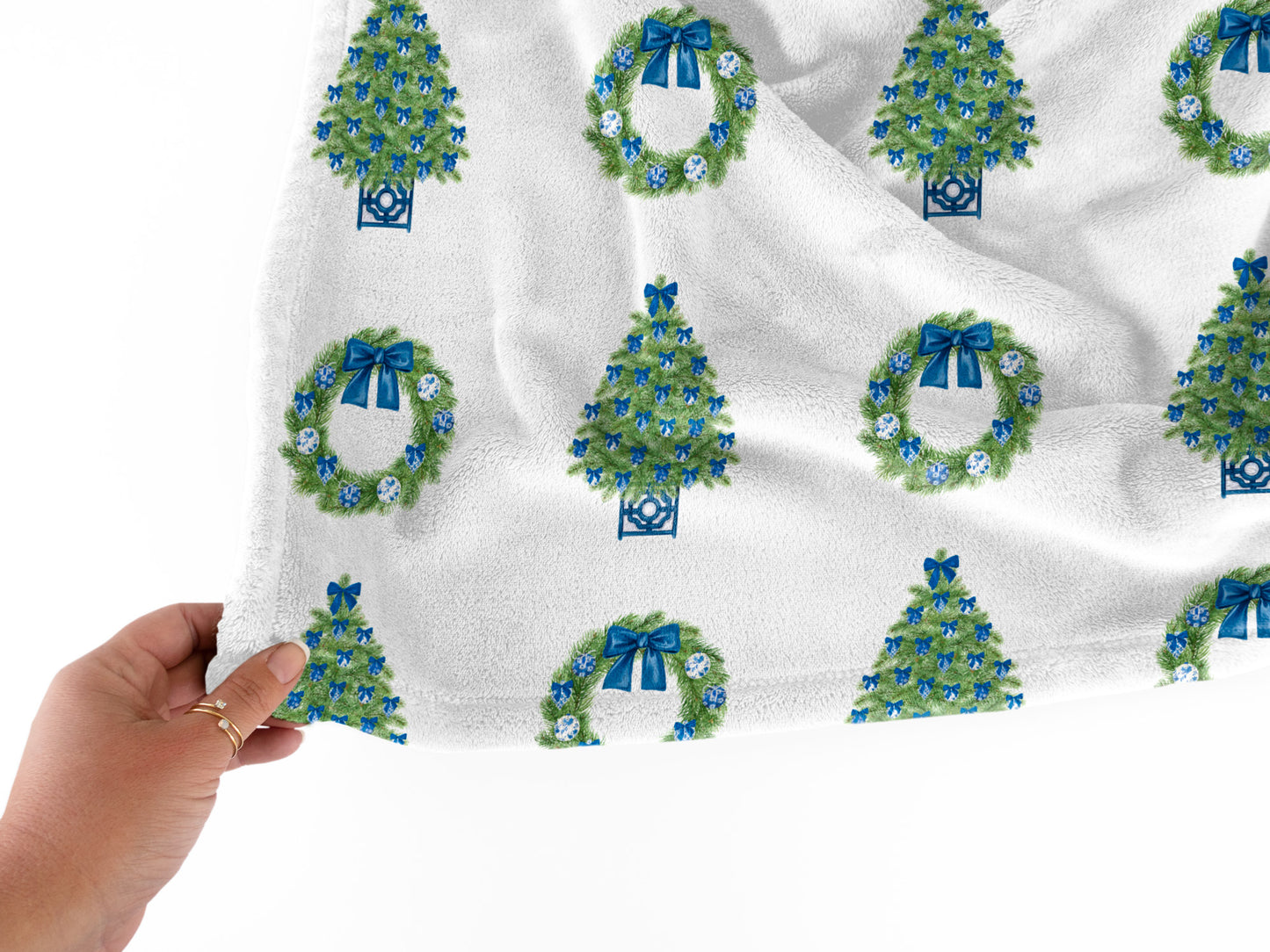 Chinoiserie Christmas Tree and Wreath Blanket - White